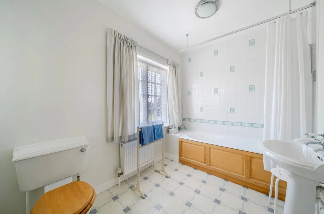 https://mr0.homeflow-assets.co.uk/files/photo/image/47937/0160/_x_/TOP250169_32.jpg