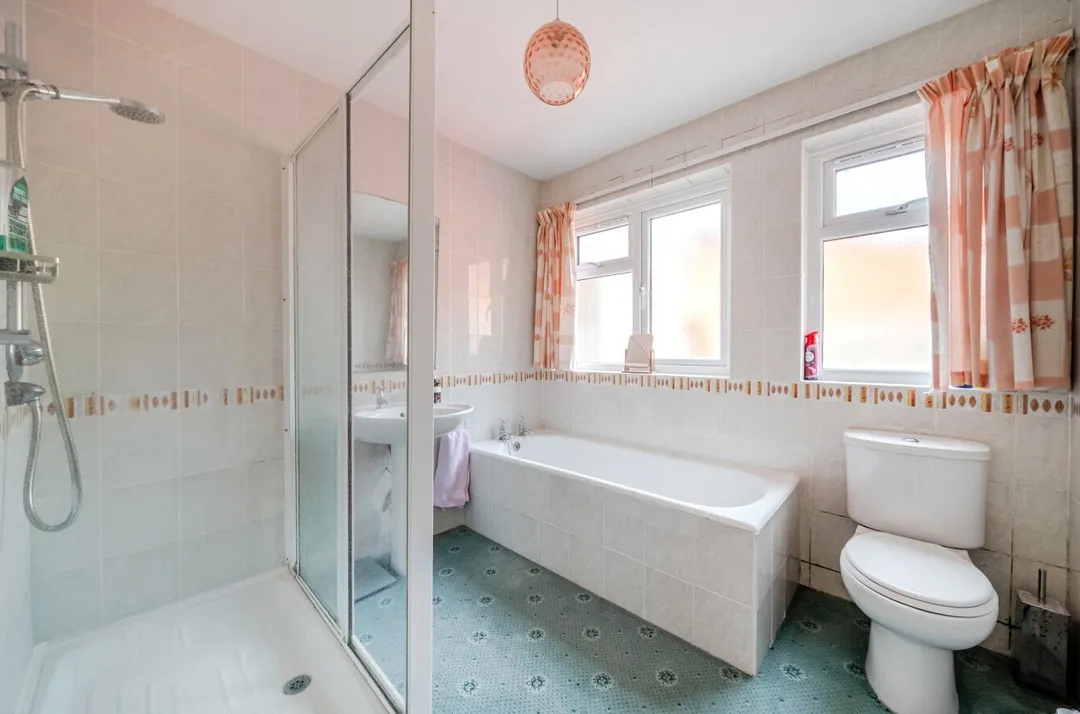 https://mr0.homeflow-assets.co.uk/files/photo/image/47937/0239/_x_/TOP260077_18.jpg
