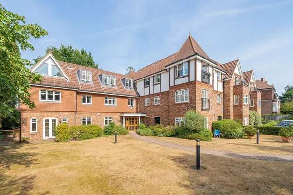 Portmore Park Road, Weybridge, KT13 photo 1