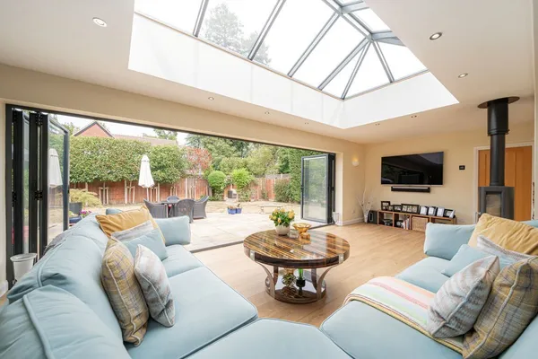 Queens Road, Weybridge, KT13 photo 2