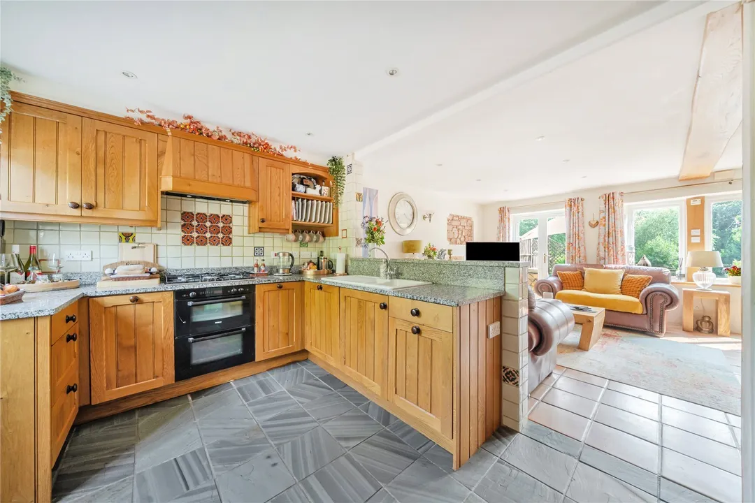 https://mr0.homeflow-assets.co.uk/files/photo/image/47942/3734/_x_/SOU260330_18.jpg