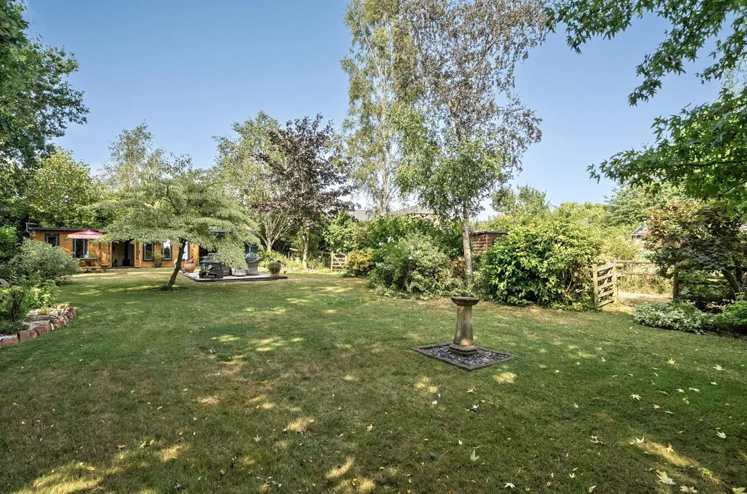 https://mr0.homeflow-assets.co.uk/files/photo/image/47942/3761/_x_/SOU260330_16.jpg