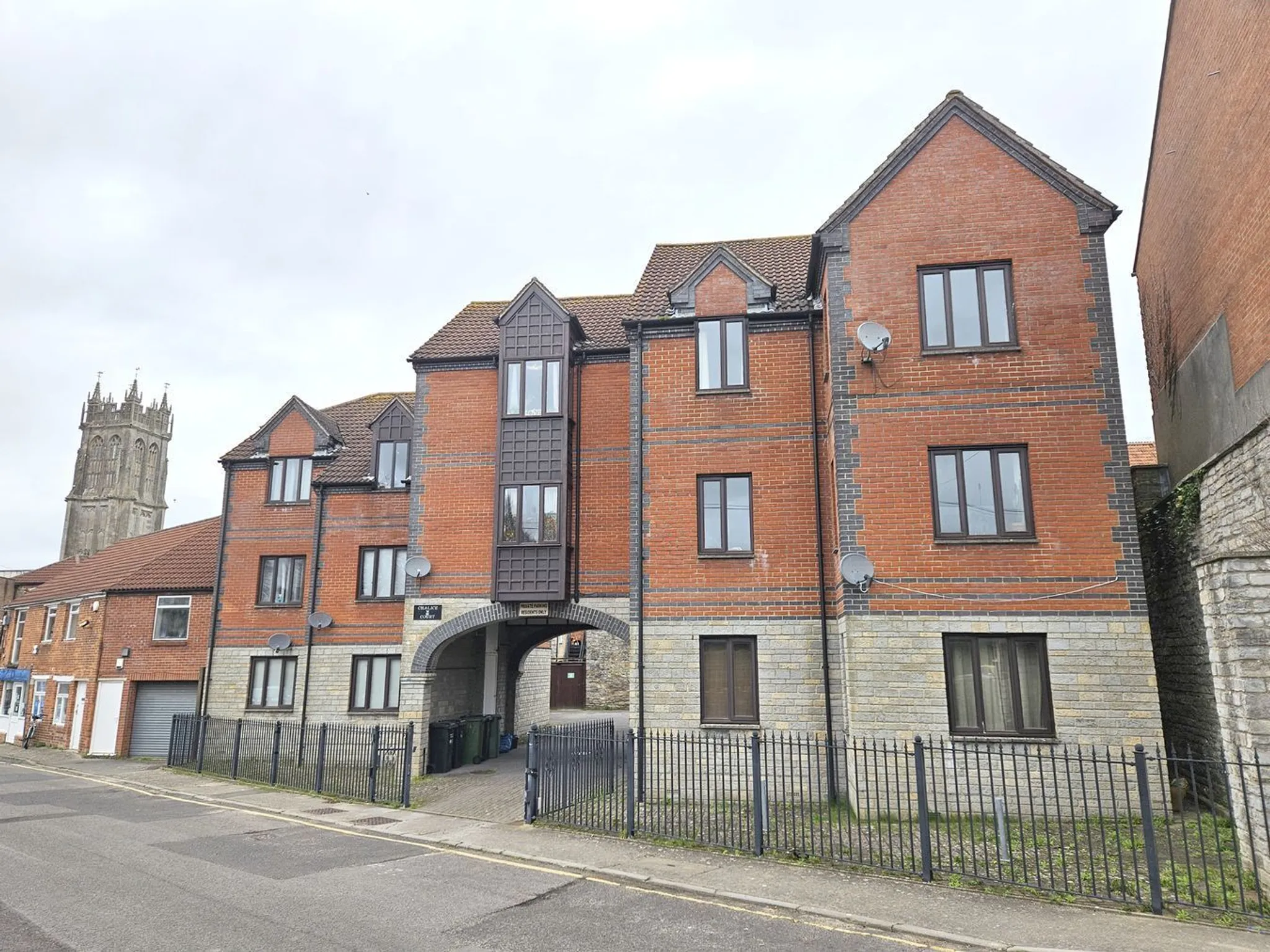 https://mr0.homeflow-assets.co.uk/files/photo/image/47942/5126/_x_/55025068.jpg