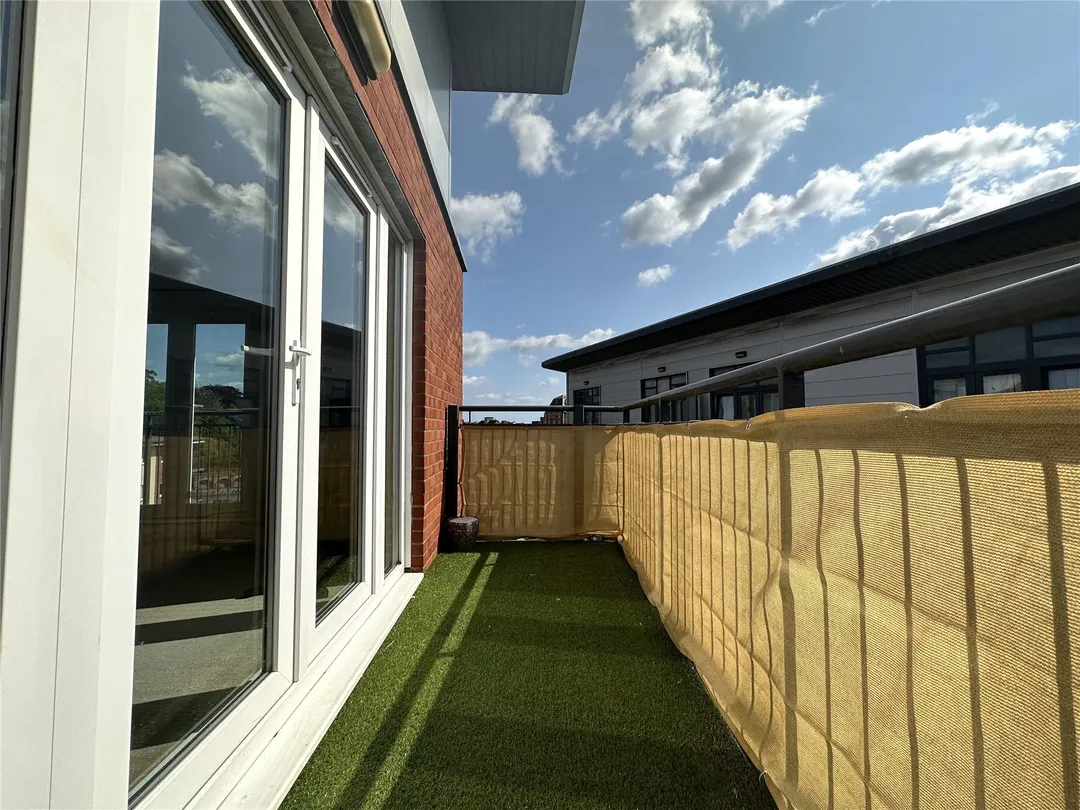 https://mr0.homeflow-assets.co.uk/files/photo/image/47943/0331/_x_/OCL150034_21.jpg