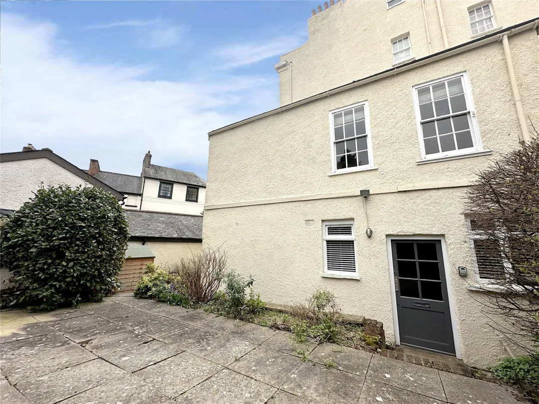 https://mr0.homeflow-assets.co.uk/files/photo/image/47943/0332/_x_/OCL240024_01.jpg