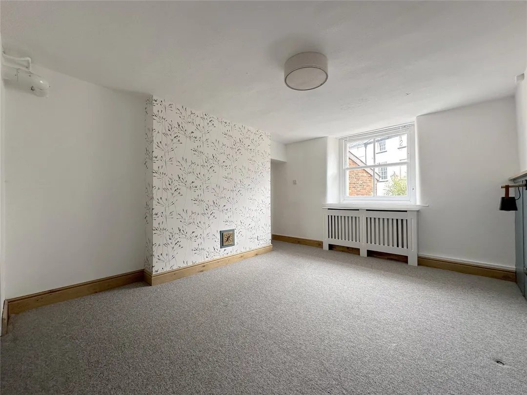 https://mr0.homeflow-assets.co.uk/files/photo/image/47943/0340/_x_/OCL240024_08.jpg