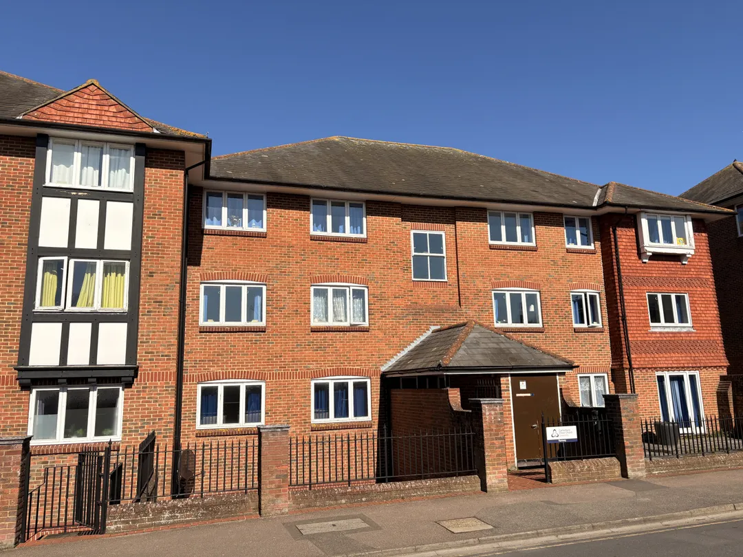 https://mr0.homeflow-assets.co.uk/files/photo/image/47944/2267/_x_/24016_rdhacb_897705645_IMG_0.jpg