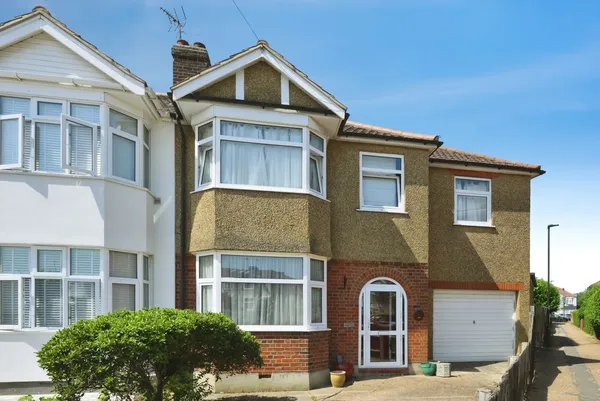 Sandringham Close, Enfield, EN1