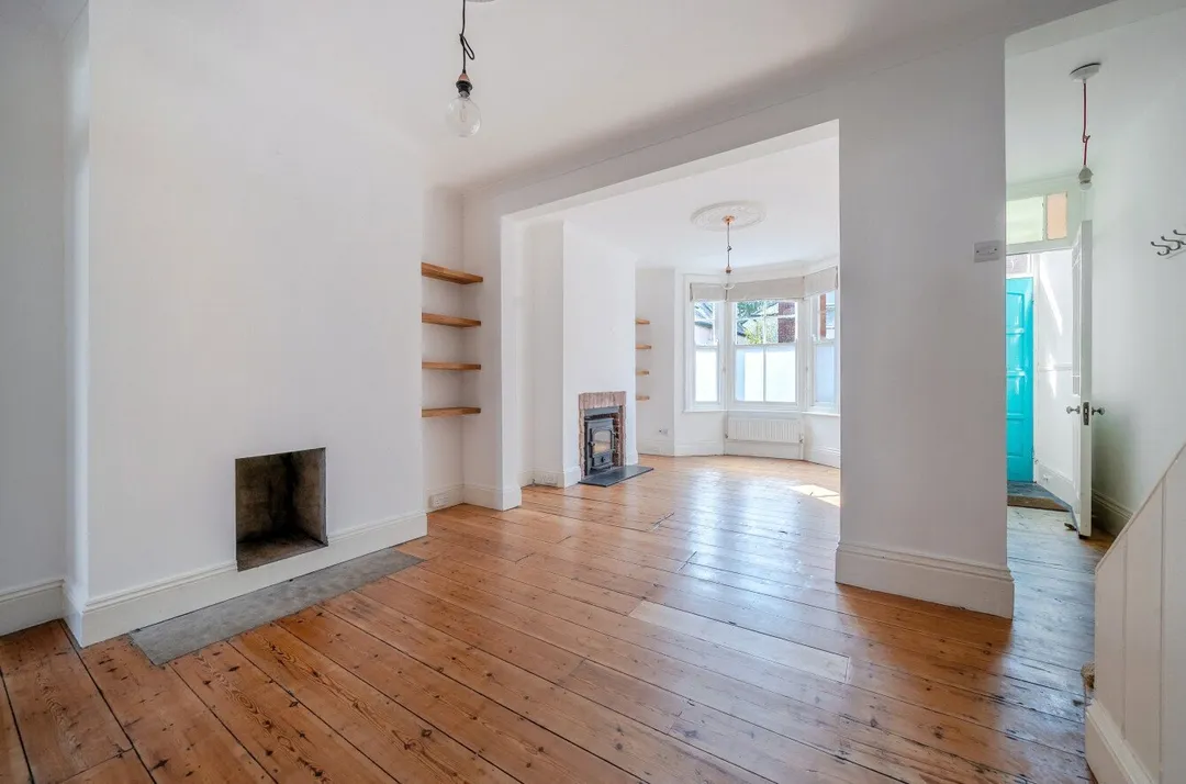 https://mr0.homeflow-assets.co.uk/files/photo/image/47945/6264/_x_/SOU240367_04.jpg