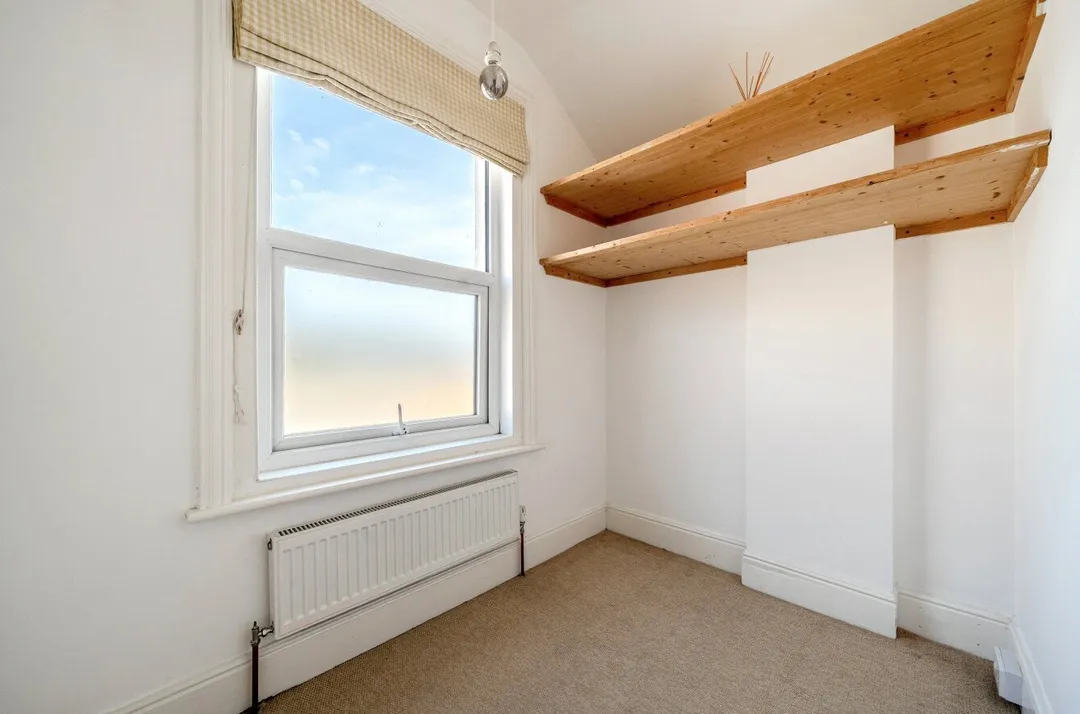 https://mr0.homeflow-assets.co.uk/files/photo/image/47945/6269/_x_/SOU240367_11.jpg