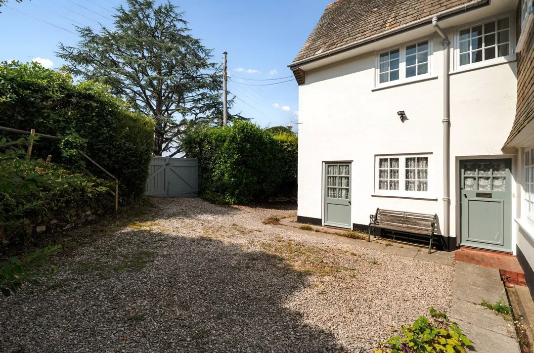https://mr0.homeflow-assets.co.uk/files/photo/image/47949/7985/_x_/TOP250169_56.jpg
