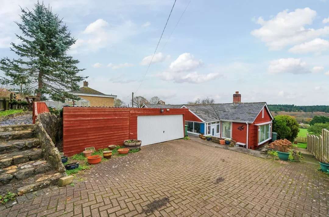 https://mr0.homeflow-assets.co.uk/files/photo/image/47950/2156/_x_/51901763.jpg
