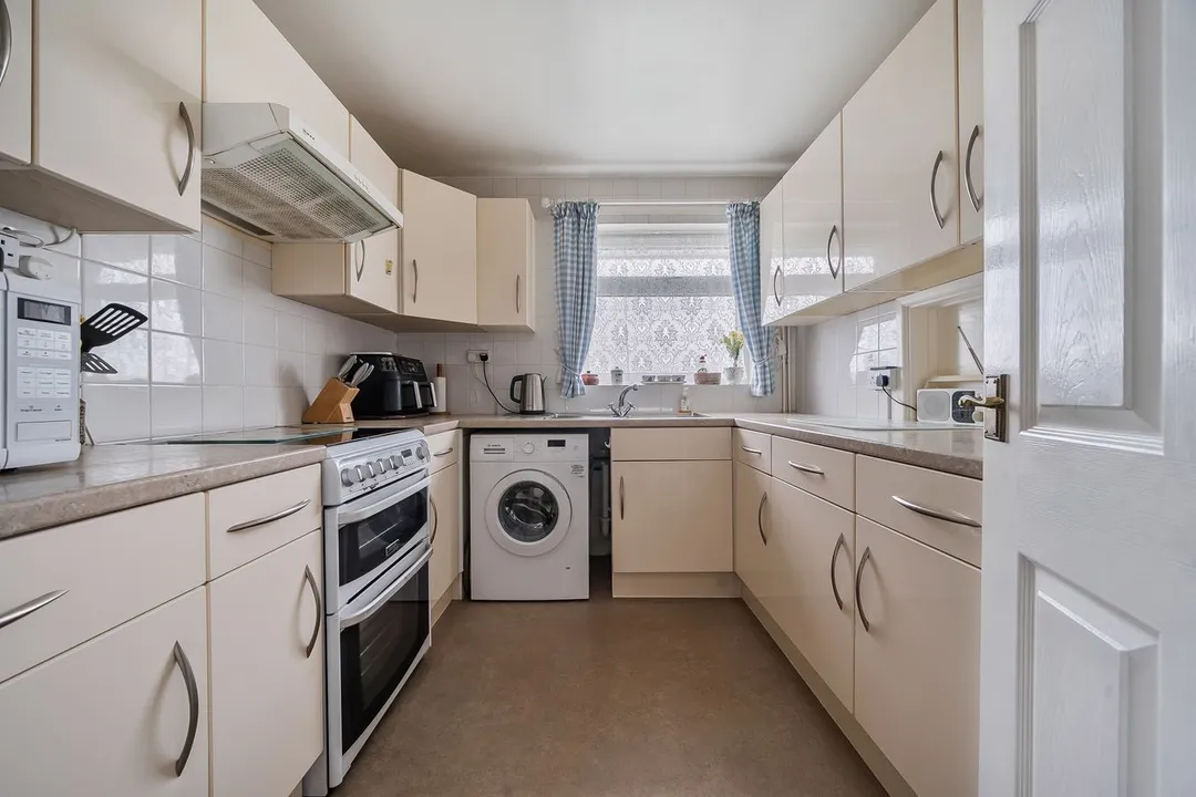 https://mr0.homeflow-assets.co.uk/files/photo/image/47950/8047/_x_/52963303.jpg