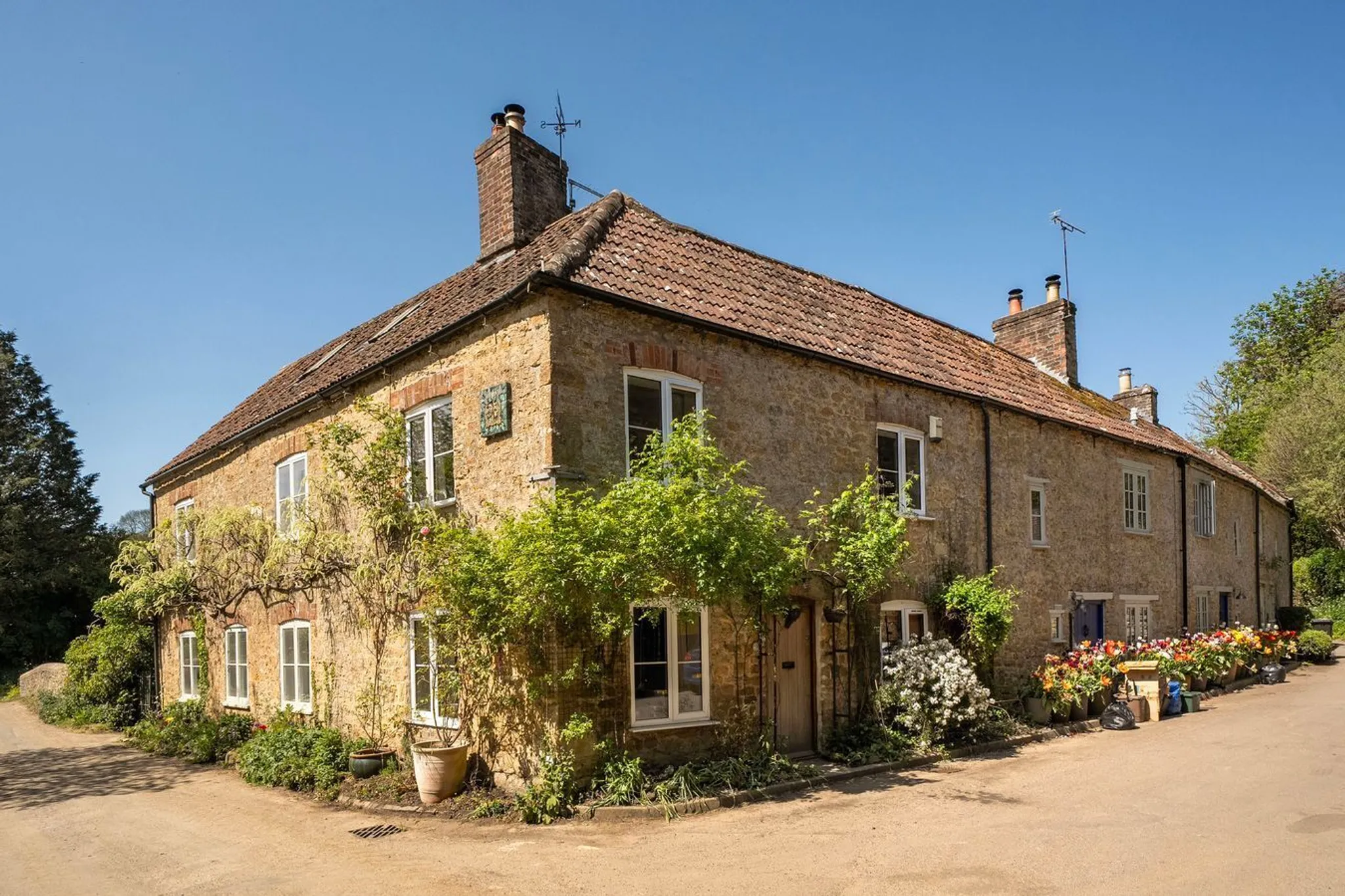 https://mr0.homeflow-assets.co.uk/files/photo/image/47952/1955/_x_/56201174.jpg