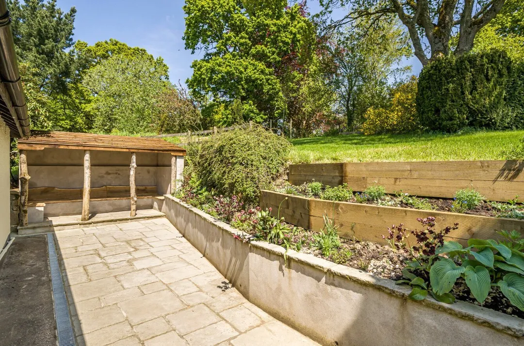 https://mr0.homeflow-assets.co.uk/files/photo/image/47952/2596/_x_/SOU240227_25.jpg