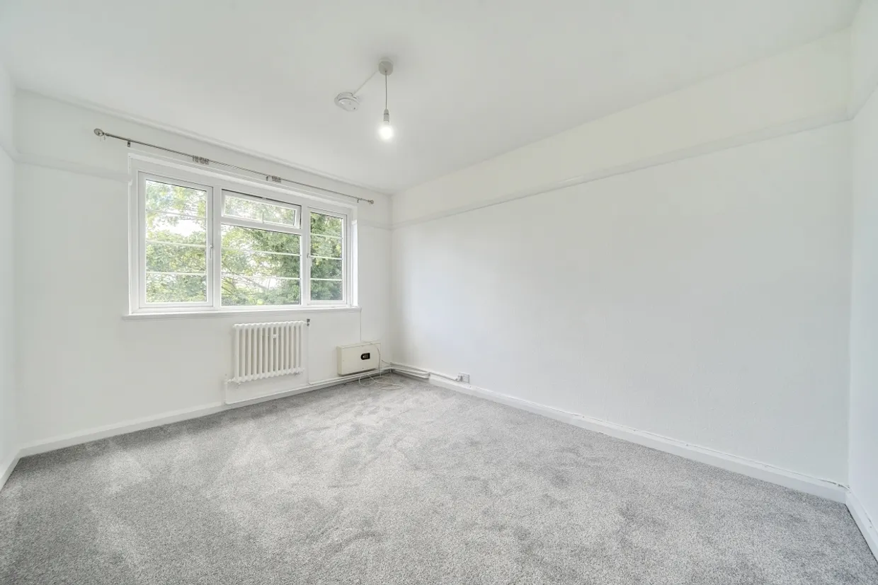 Bishopric Court Horsham RH12 photo 3