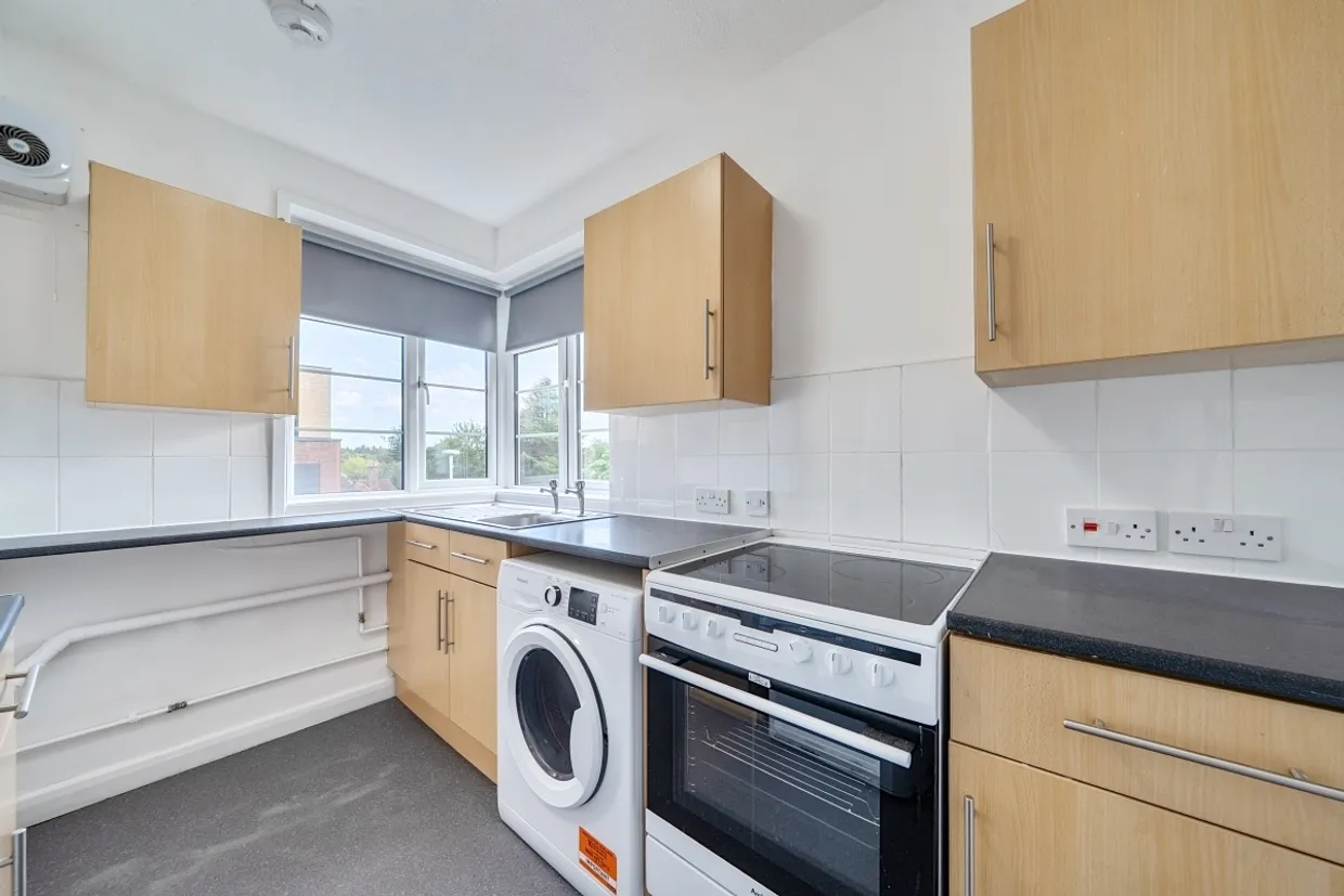 Bishopric Court Horsham RH12 photo 4