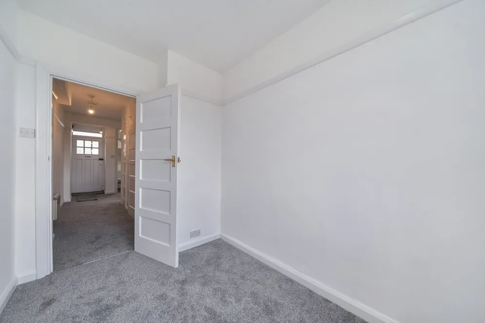 Bishopric Court Horsham RH12 photo 5