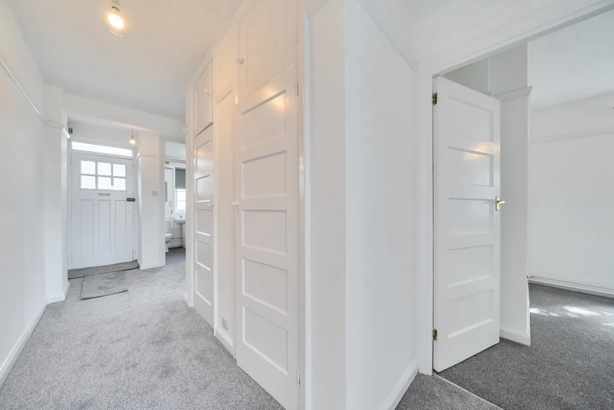 Bishopric Court Horsham RH12 photo 6