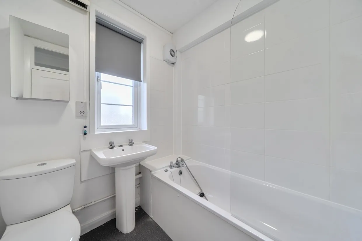 Bishopric Court Horsham RH12 photo 7