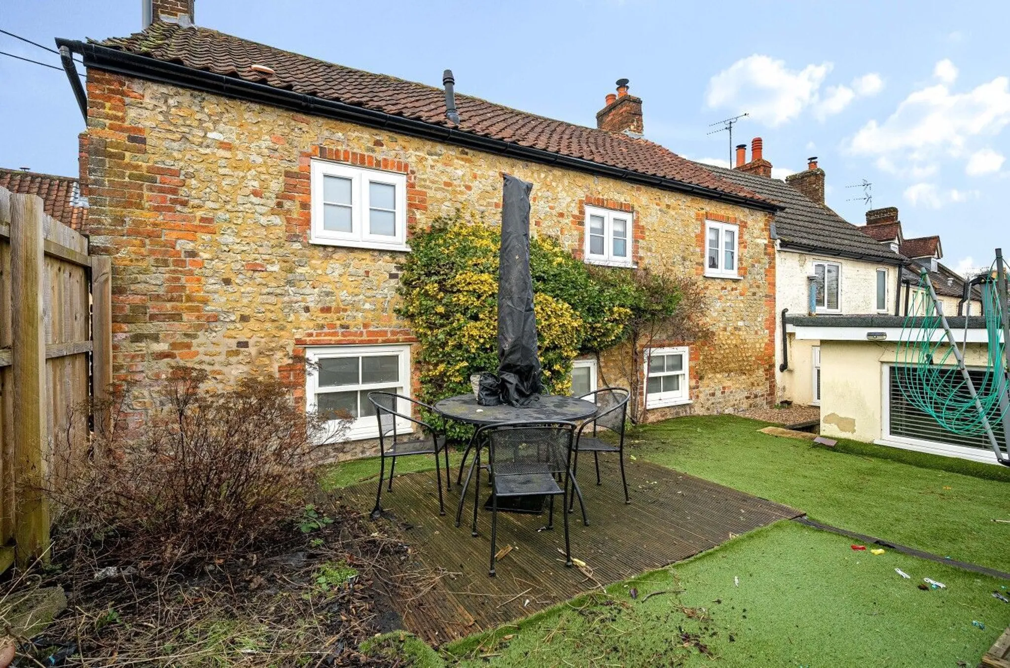 https://mr0.homeflow-assets.co.uk/files/photo/image/47952/5985/_x_/46889560.jpg