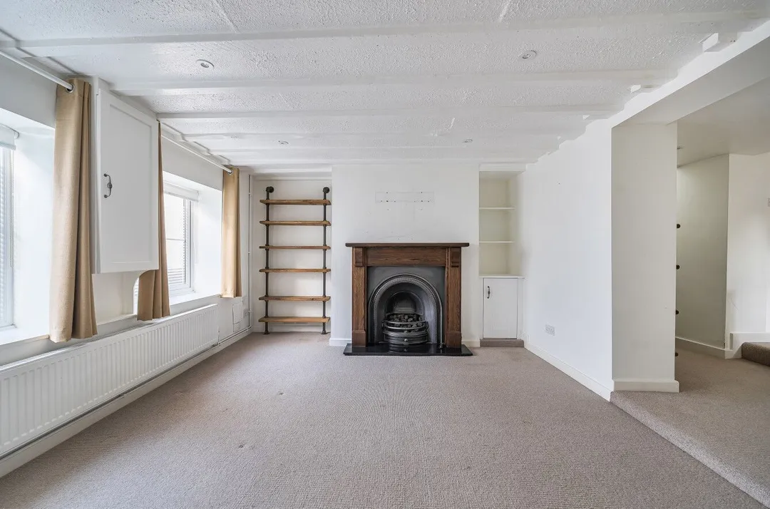 https://mr0.homeflow-assets.co.uk/files/photo/image/47952/5988/_x_/54596324.jpg