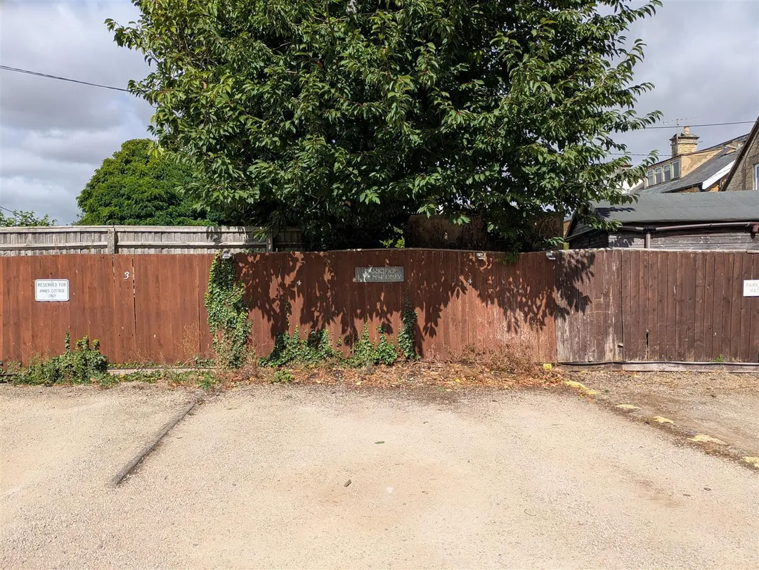 https://mr0.homeflow-assets.co.uk/files/photo/image/47952/7159/_x_/3r_tKFk3-0m7aiYU0u2y3w.jpg