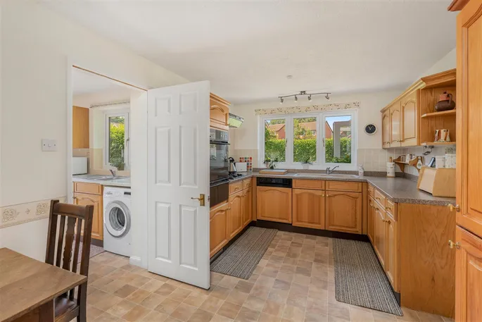 Property carousel image 3