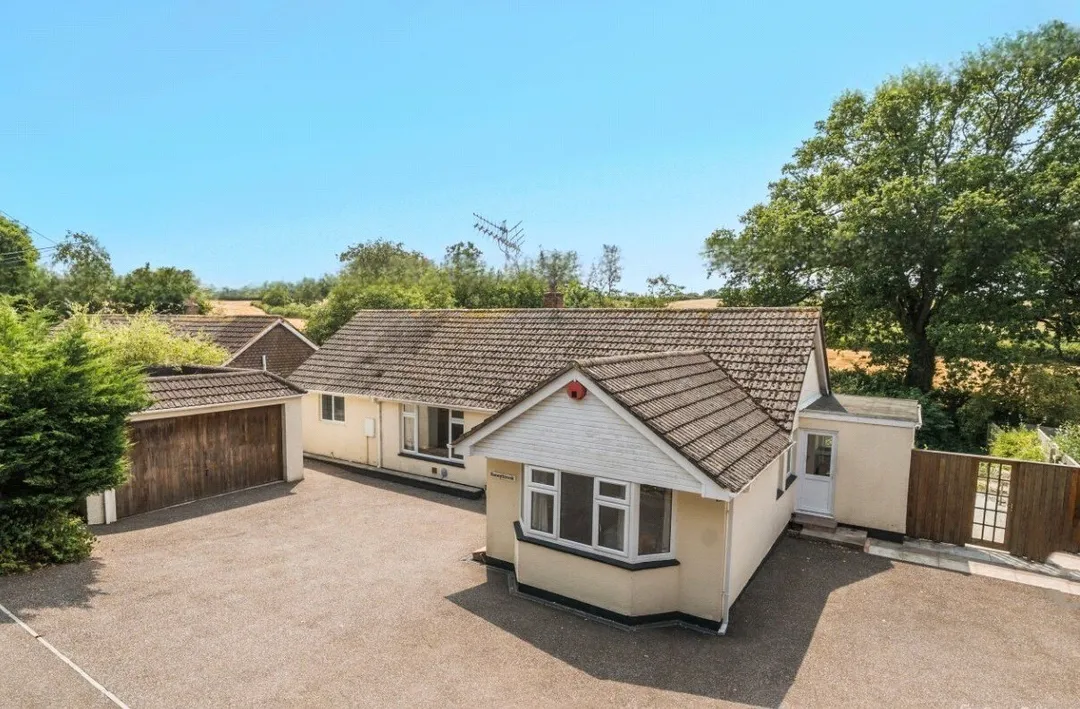 https://mr0.homeflow-assets.co.uk/files/photo/image/47957/1533/_x_/TOP260077_24.jpg