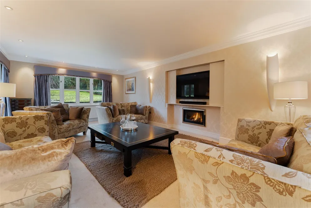 Property carousel item 4