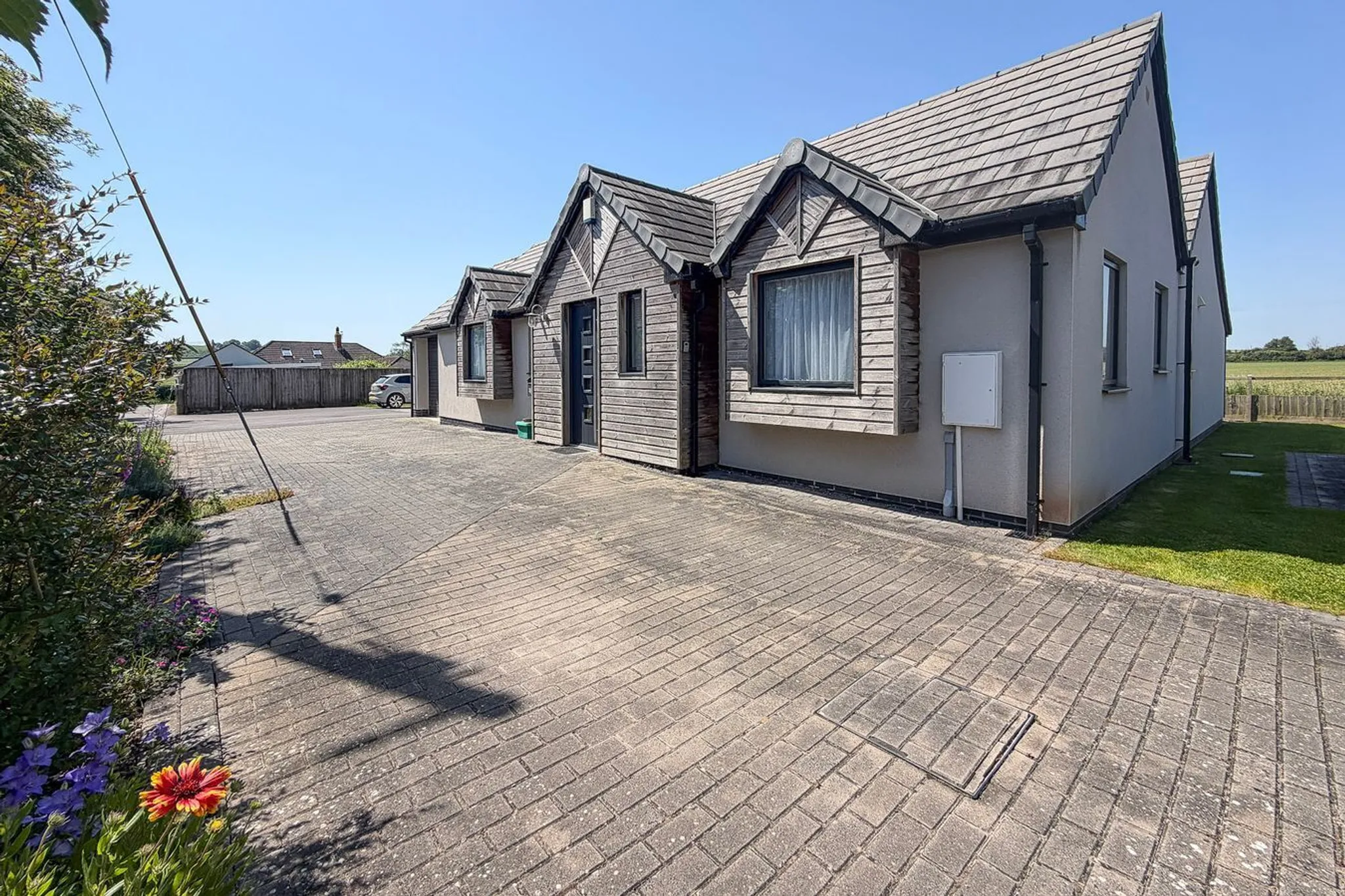 https://mr0.homeflow-assets.co.uk/files/photo/image/47960/6451/_x_/57293410.jpg
