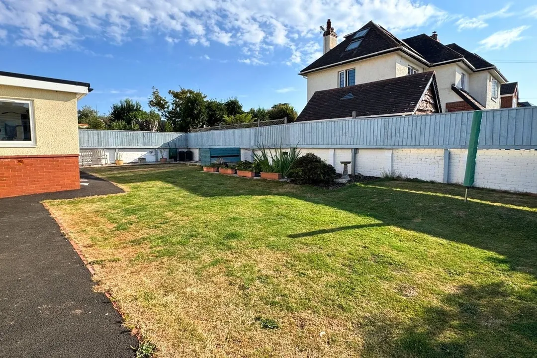 https://mr0.homeflow-assets.co.uk/files/photo/image/47960/7666/_x_/TOP250350_26.jpg