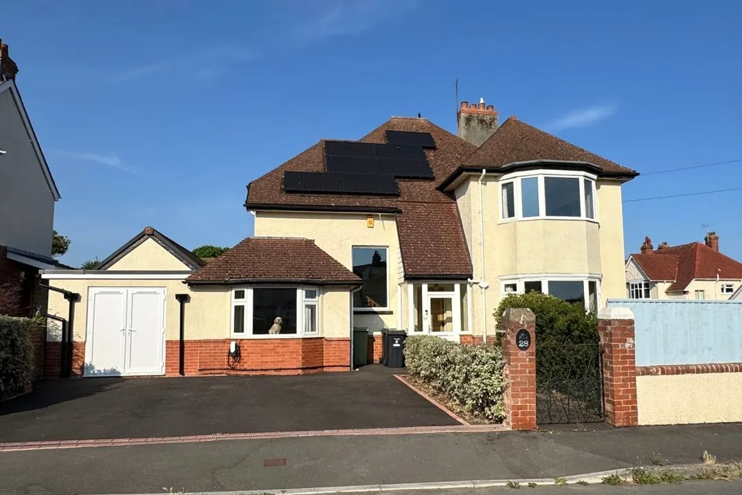 https://mr0.homeflow-assets.co.uk/files/photo/image/47960/7668/_x_/TOP250350_24.jpg