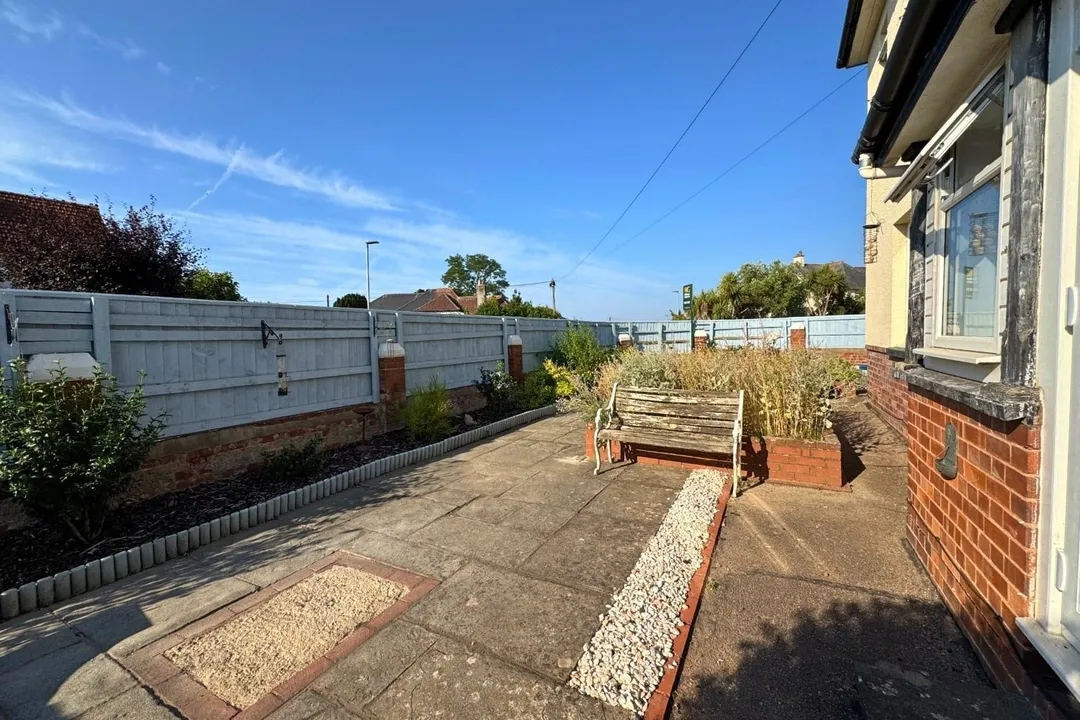 https://mr0.homeflow-assets.co.uk/files/photo/image/47960/7670/_x_/TOP250350_27.jpg