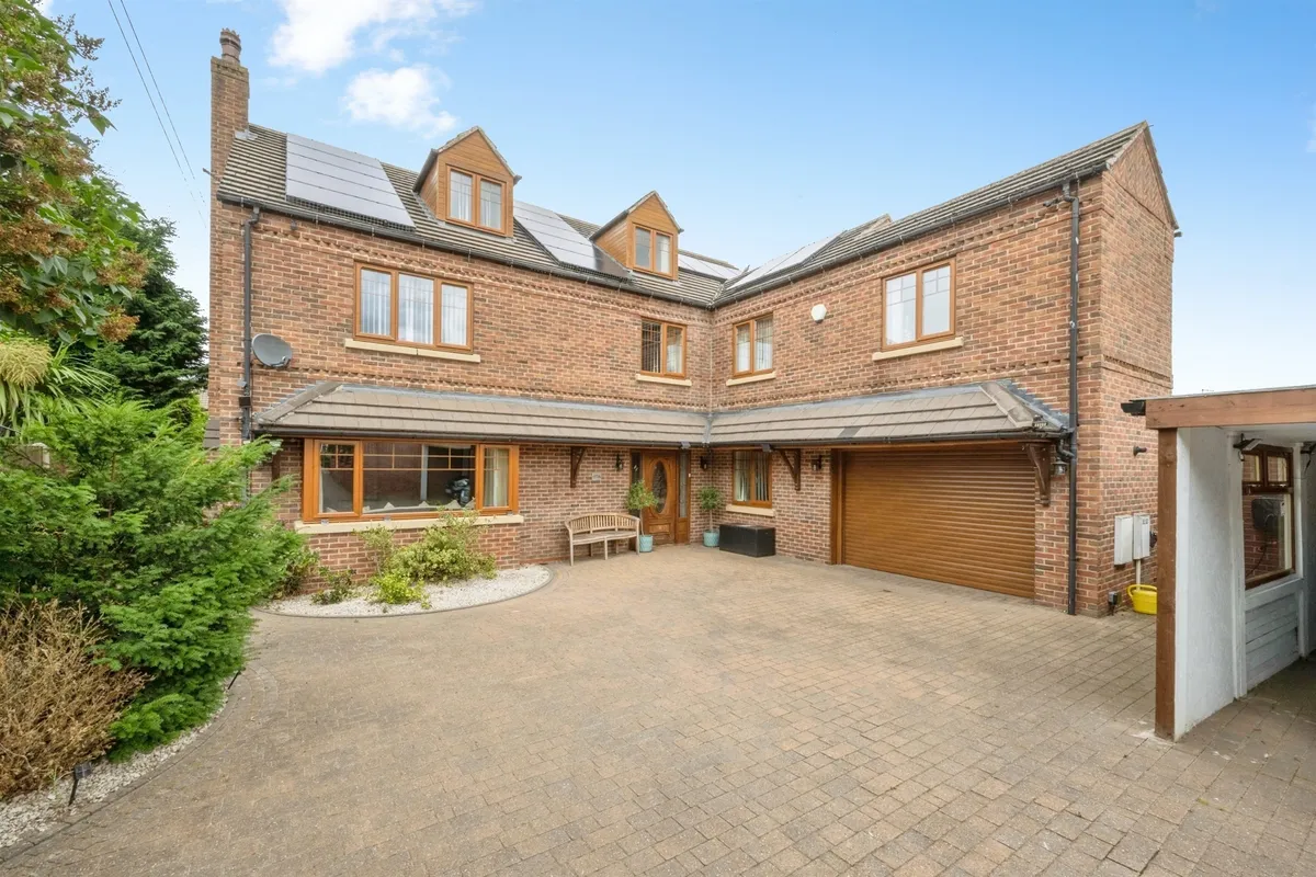 Whiphill Lane, Armthorpe, DONCASTER