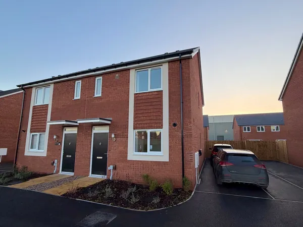 Foxglove Grove, Burton-on-Trent, DE14...