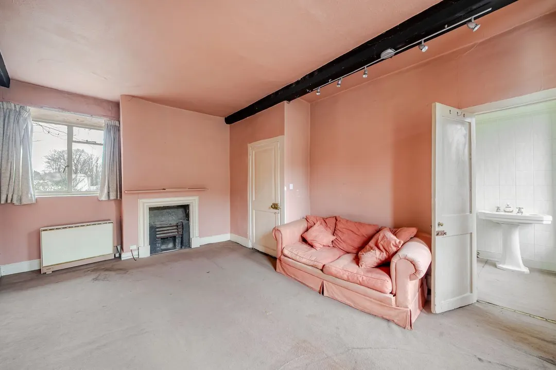 https://mr0.homeflow-assets.co.uk/files/photo/image/47962/6196/_x_/54464342.jpg