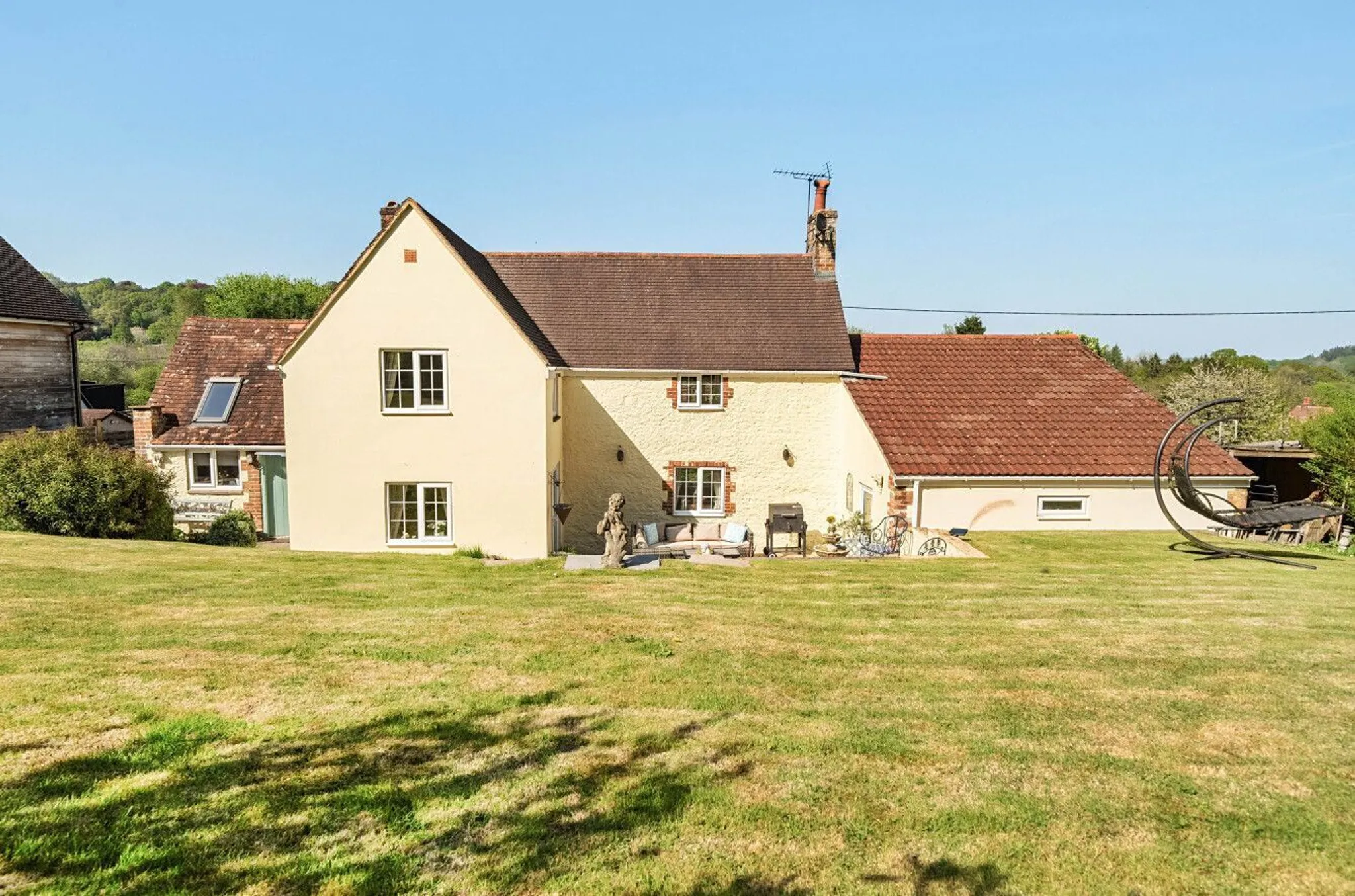 https://mr0.homeflow-assets.co.uk/files/photo/image/47963/6038/_x_/49622559.jpg