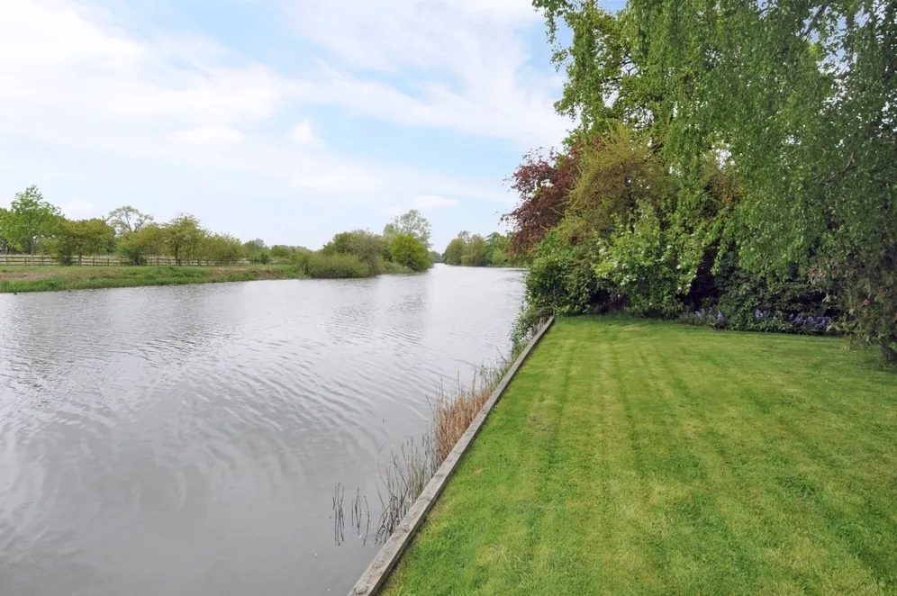 Riverside Drive, Esher KT10 photo 2