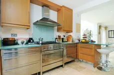 Riverside Drive, Esher KT10 photo 4