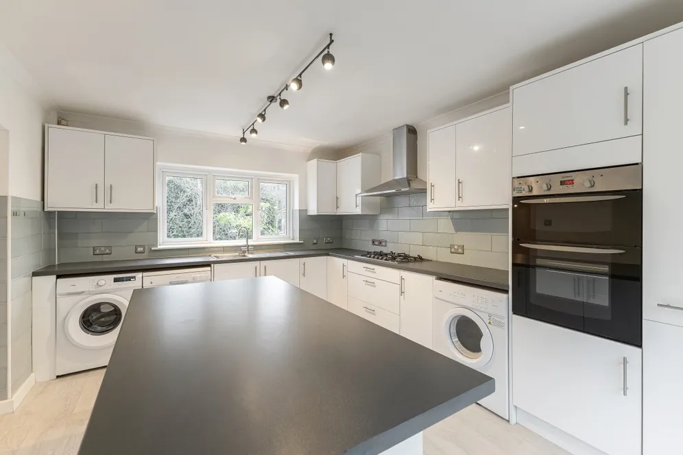 Oak End Way Gerrards Cross SL9 photo 5