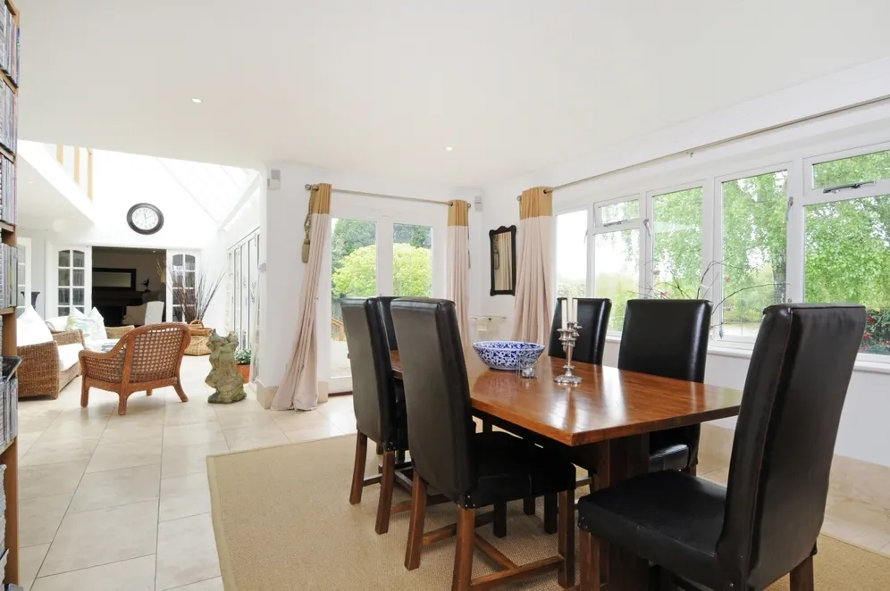 Riverside Drive, Esher KT10 photo 7