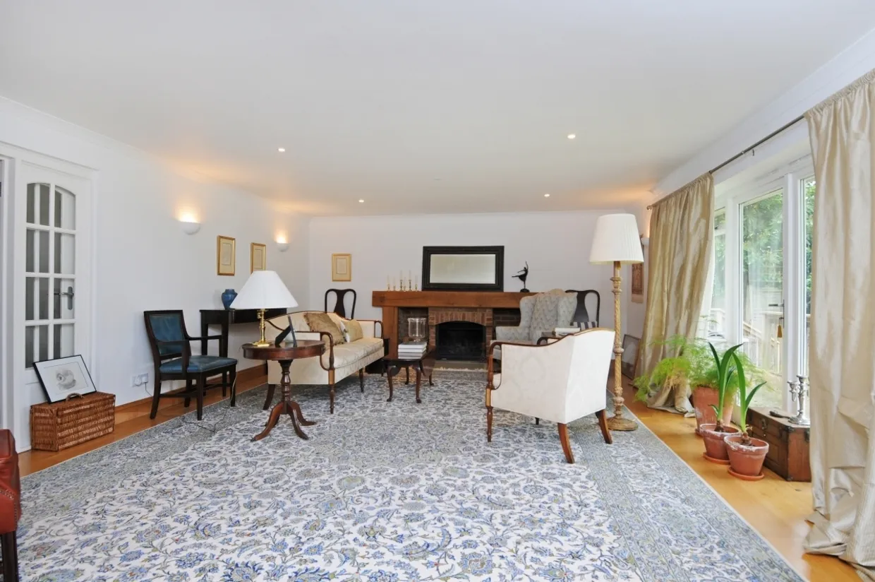Riverside Drive, Esher KT10 photo 8
