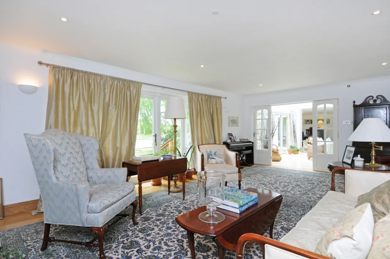 Riverside Drive, Esher KT10 photo 9