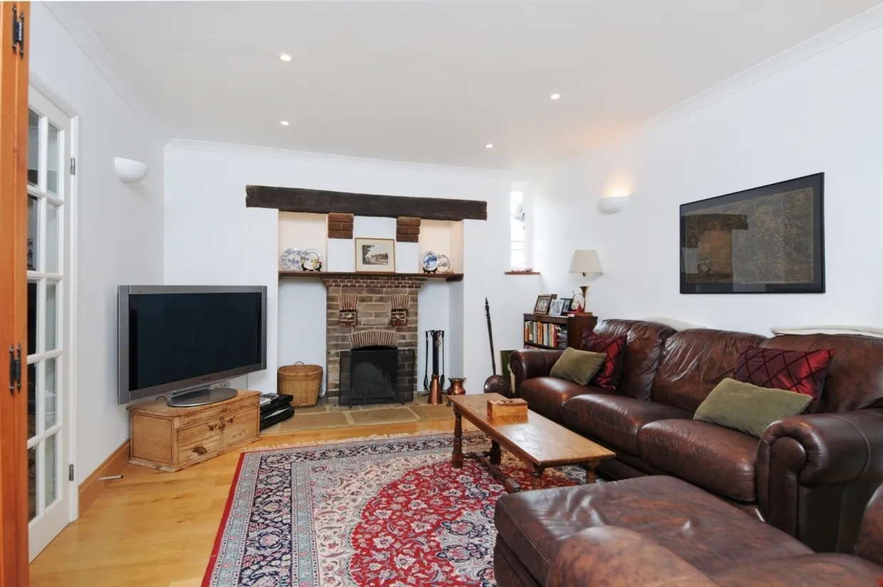 Riverside Drive, Esher KT10 photo 10