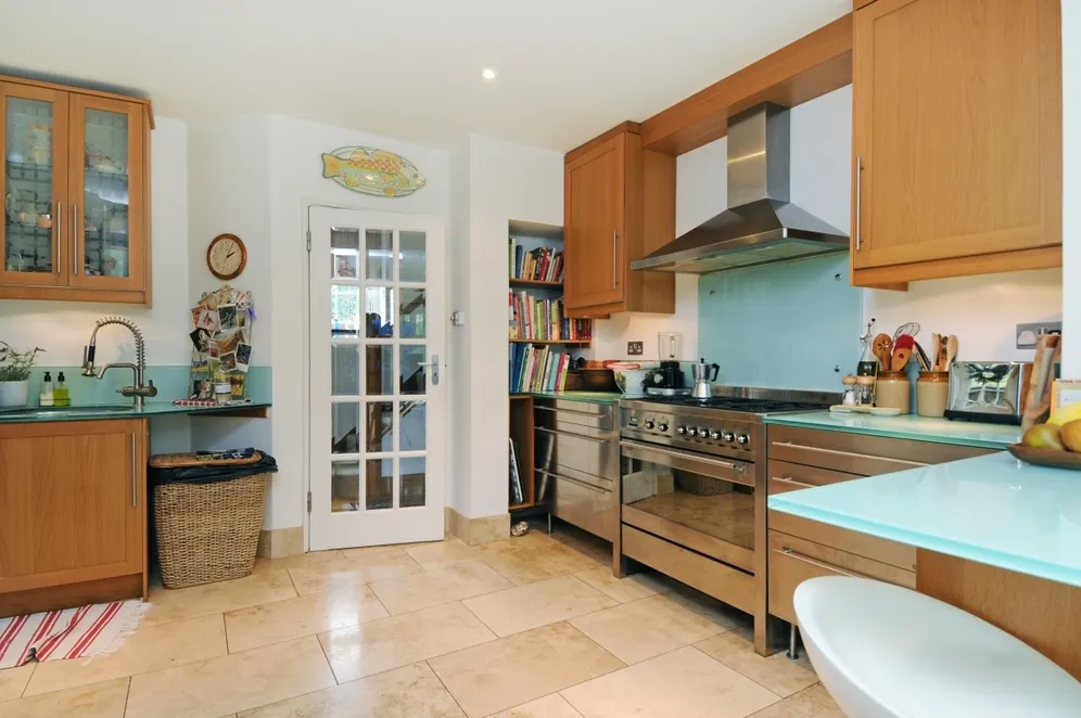 Riverside Drive, Esher KT10 photo 11