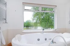 Riverside Drive, Esher KT10 photo 13