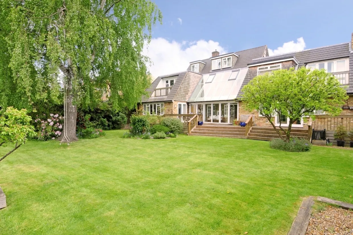 Riverside Drive, Esher KT10 photo 16