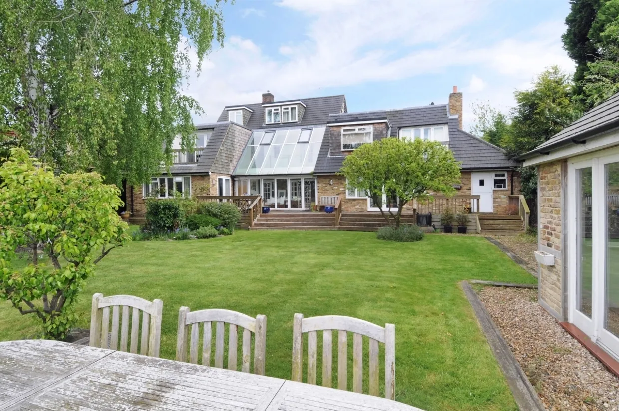 Riverside Drive, Esher KT10 photo 18