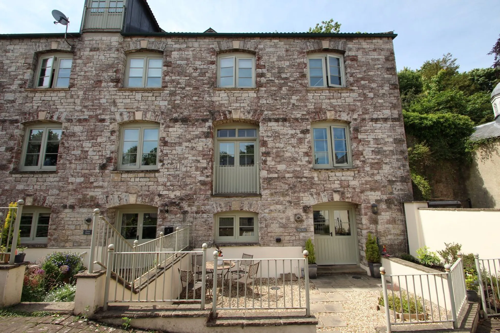 https://mr0.homeflow-assets.co.uk/files/photo/image/47966/9318/_x_/43261690.jpg